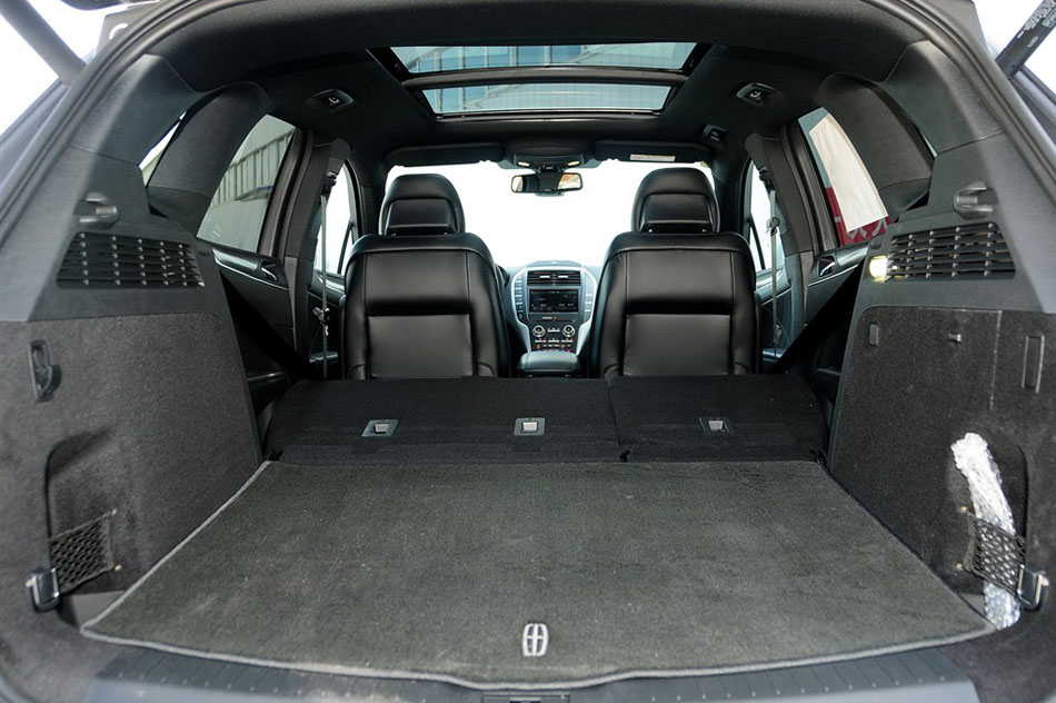 2014款 2.0T 四驱尊耀版 座椅空间