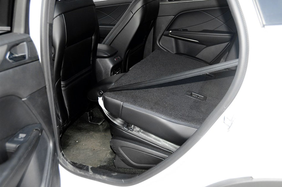 2014款 2.0T 四驱尊耀版 座椅空间