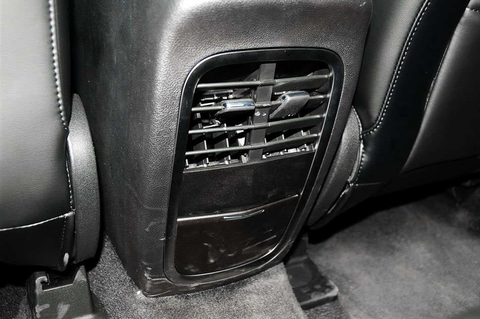 2014款 2.0T 四驱尊耀版 座椅空间