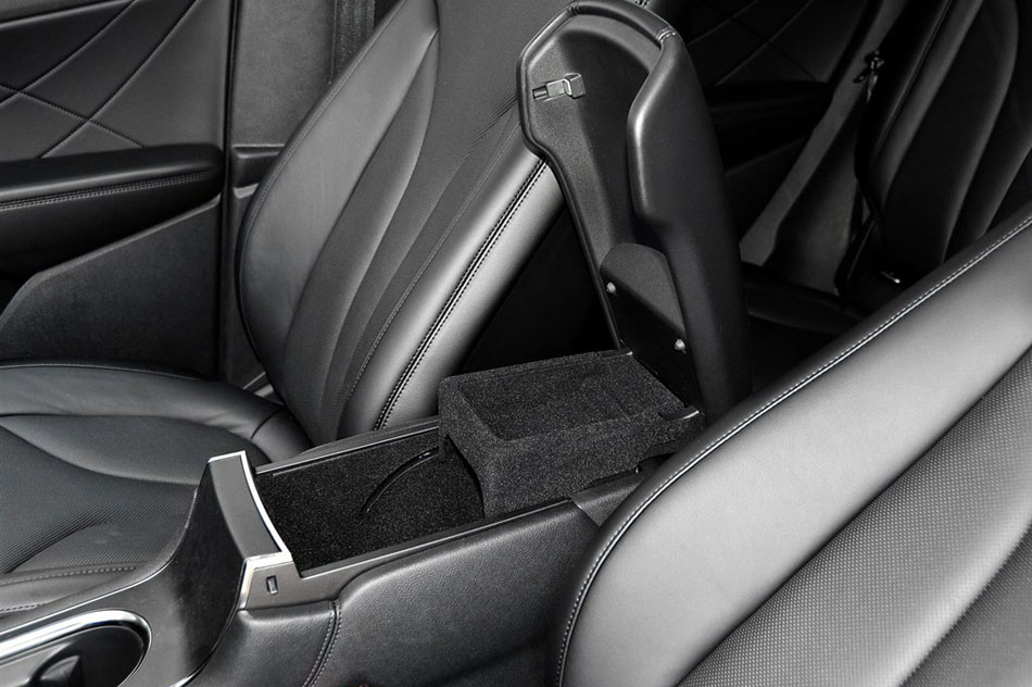 2014款 2.0T 四驱尊耀版 座椅空间