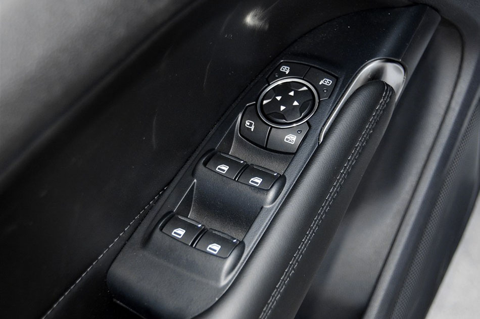 2014款 2.0T 四驱尊耀版 座椅空间