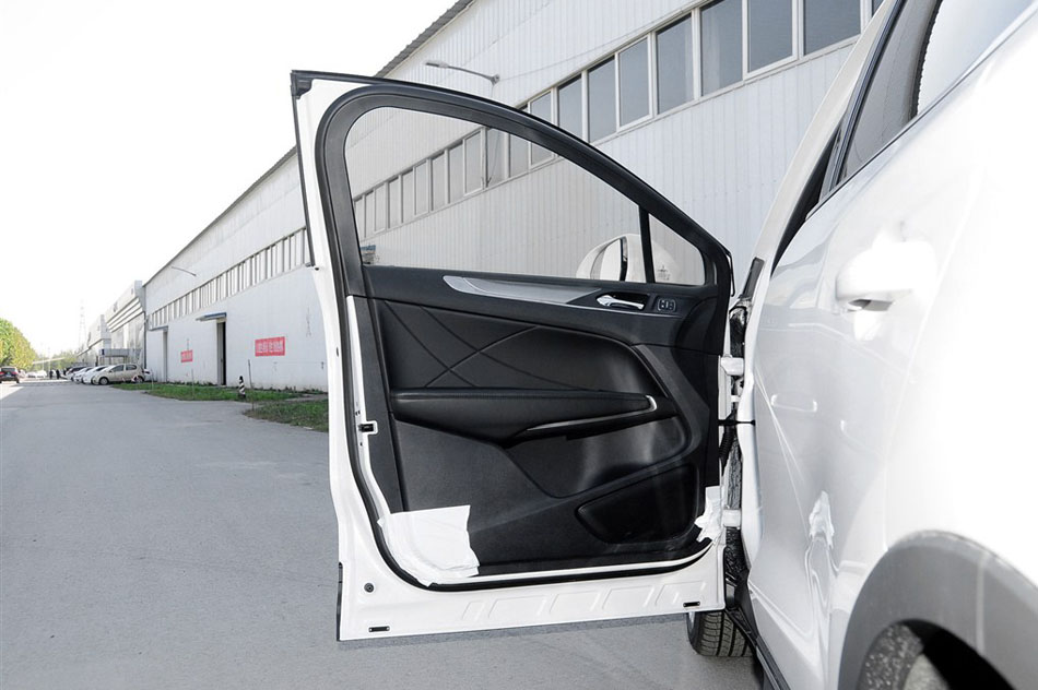 2014款 2.0T 四驱尊耀版 座椅空间