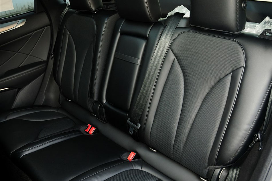 2014款 2.0T 四驱尊耀版 座椅空间
