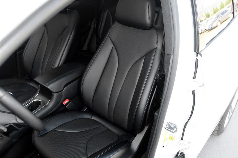 2014款 2.0T 四驱尊耀版 座椅空间