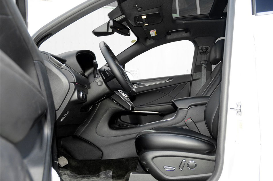 2014款 2.0T 四驱尊耀版 座椅空间