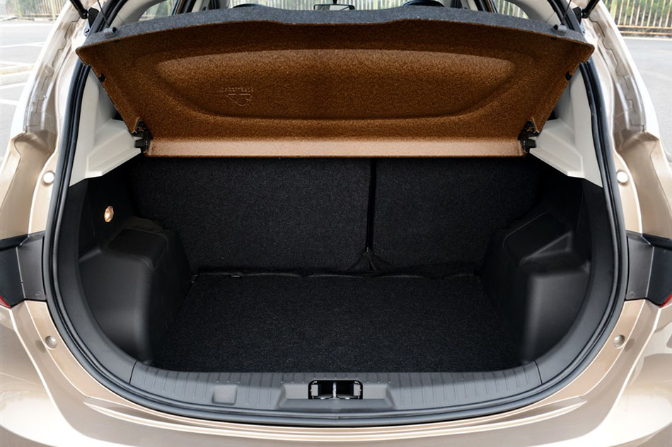 2015款 1.8L 自动尊贵型 座椅空间