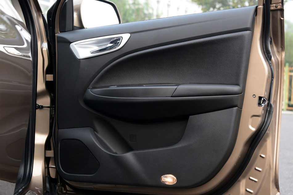 2015款 1.8L 自动尊贵型 座椅空间