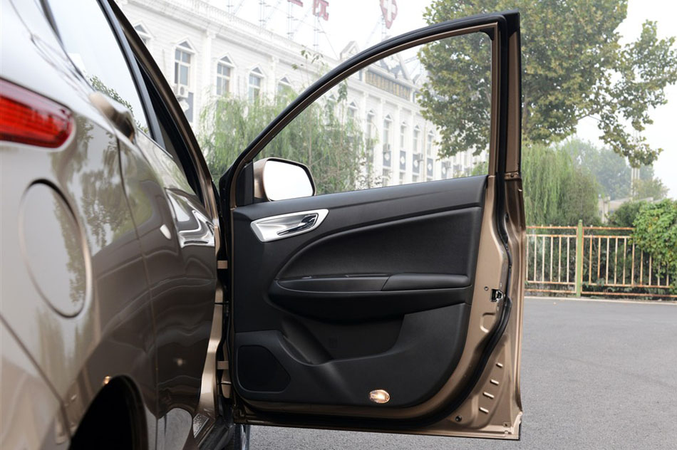 2015款 1.8L 自动尊贵型 座椅空间