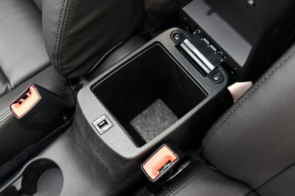 2015款 1.8L 自动尊贵型 座椅空间