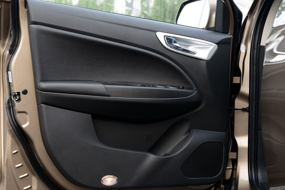 2015款 1.8L 自动尊贵型 座椅空间