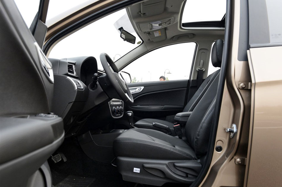 2015款 1.8L 自动尊贵型 座椅空间