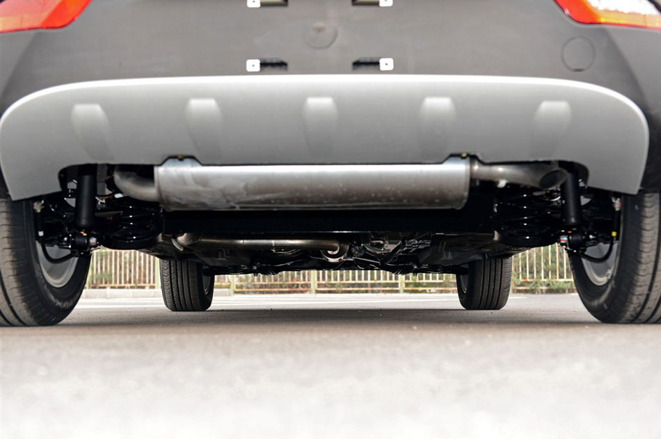 2015款 1.8L 自动尊贵型 引擎底盘