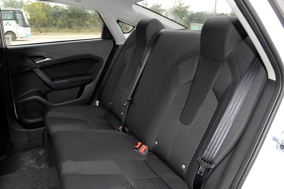2015款 1.5T 手动风尚版 座椅空间