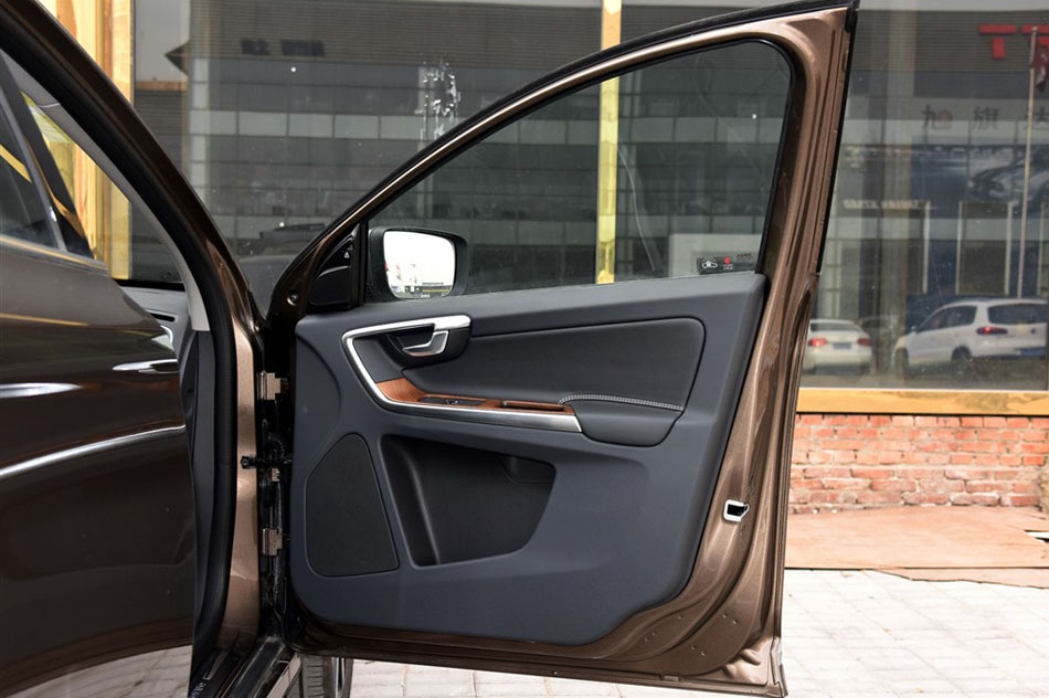 2015款 2.5T T6 AWD 智越版 座椅空间