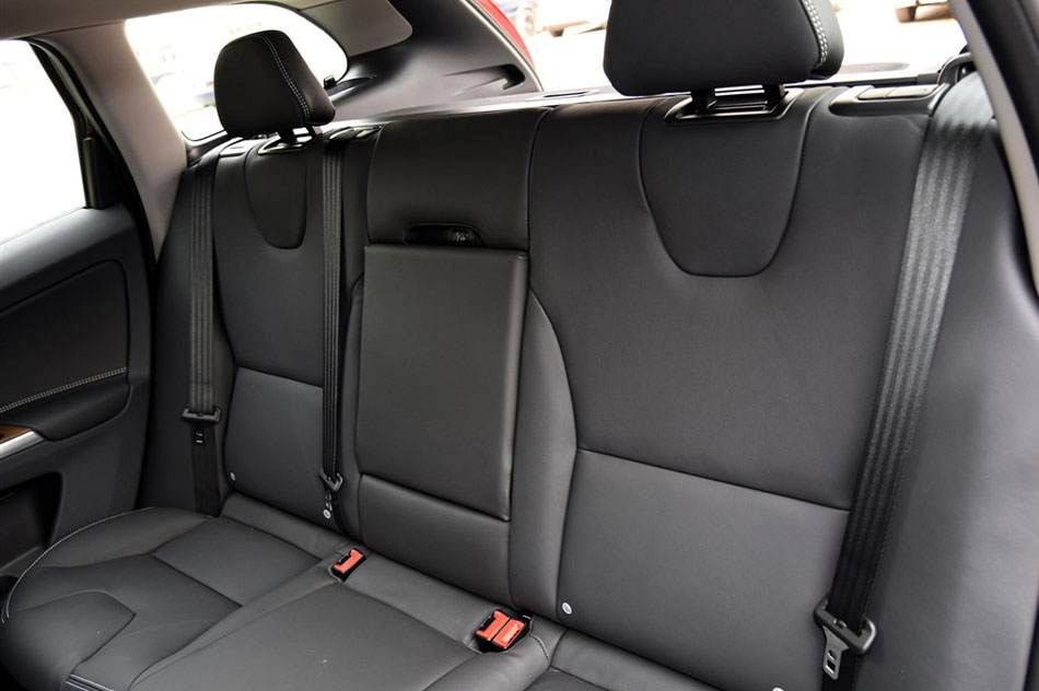 2015款 2.5T T6 AWD 智越版 座椅空间