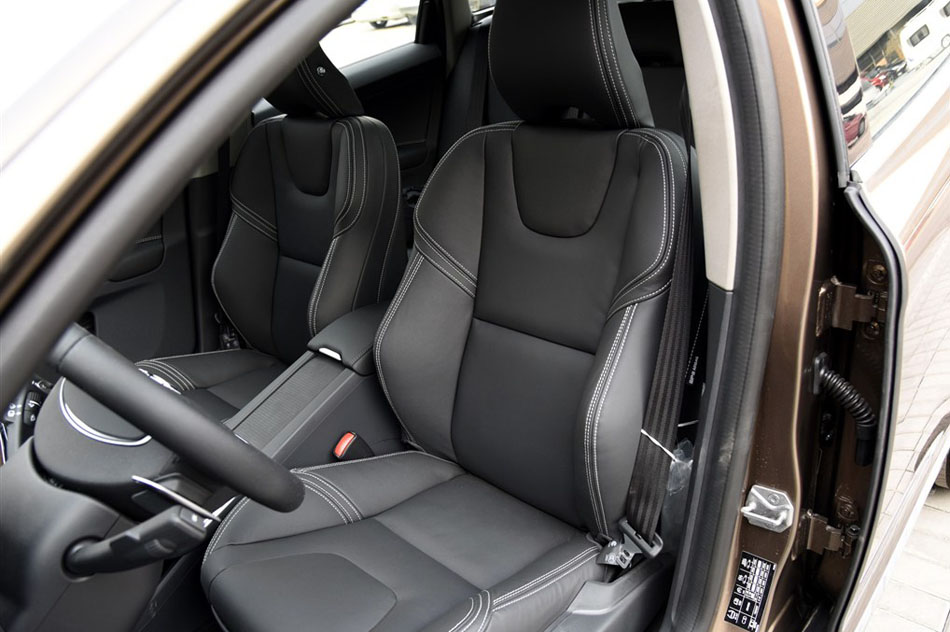 2015款 2.5T T6 AWD 智越版 座椅空间