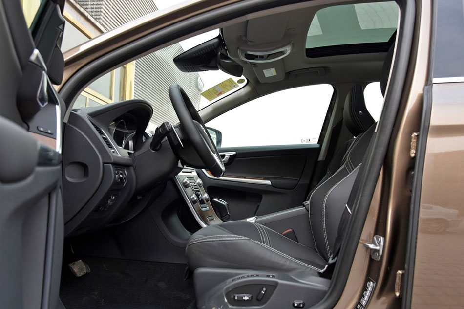 2015款 2.5T T6 AWD 智越版 座椅空间