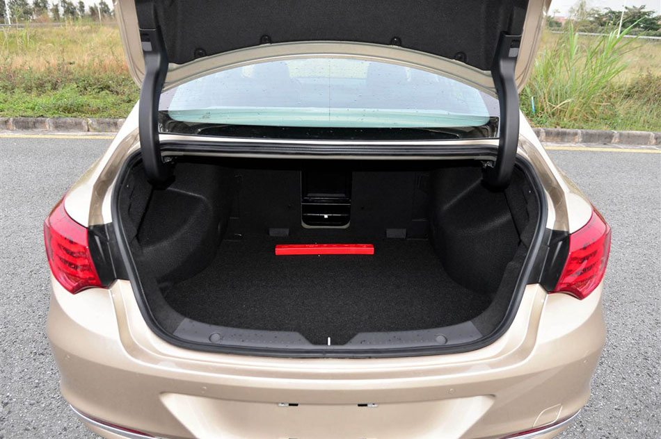 2015款 1.8T 自动尊贵型 空间