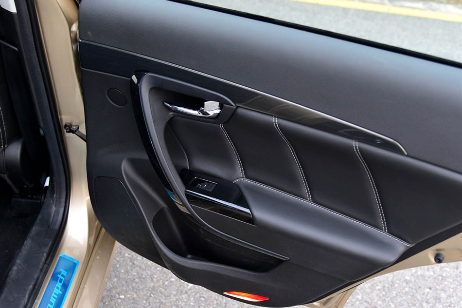 2015款 1.8T 自动尊贵型 空间