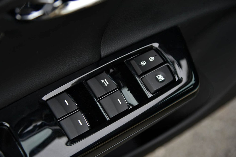 2015款 1.8T 自动尊贵型 空间