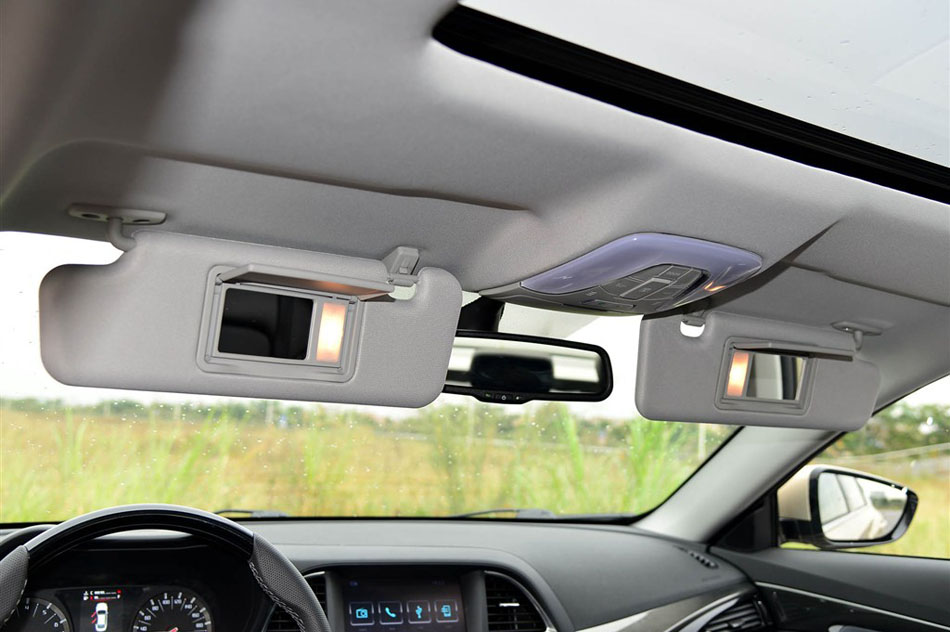 2015款 1.8T 自动尊贵型 空间