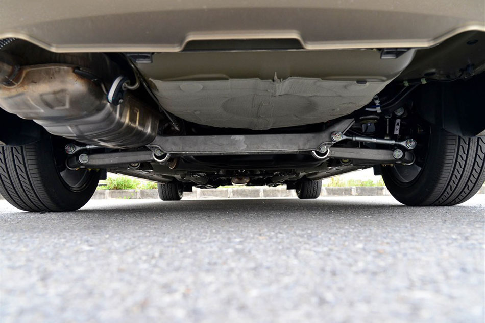 2015款 1.8T 自动尊贵型 引擎底盘