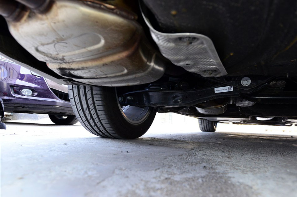 2015款 330TSI DSG豪华版 引擎底盘