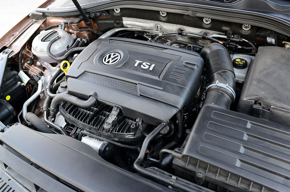 2015款 330TSI DSG豪华版 引擎底盘