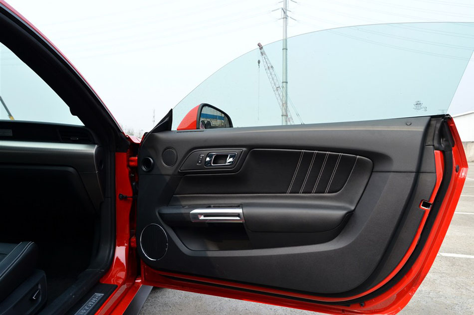 2015款 2.3T 50周年纪念版 座椅空间