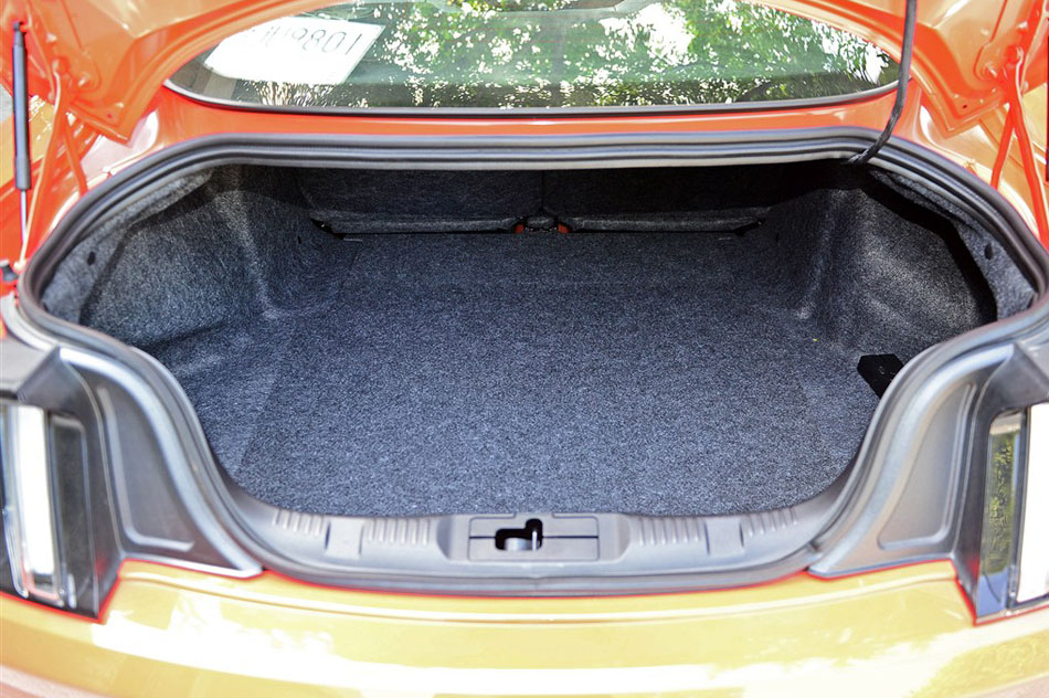 2015款 2.3T 50周年纪念版 座椅空间