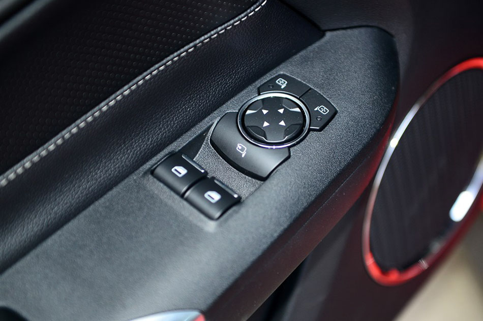 2015款 2.3T 50周年纪念版 座椅空间