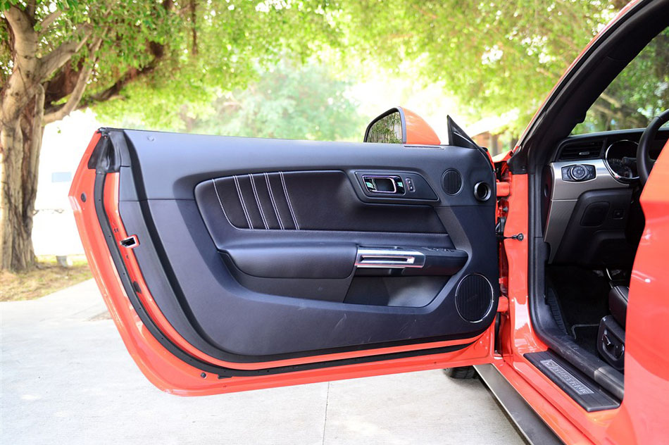 2015款 2.3T 50周年纪念版 座椅空间