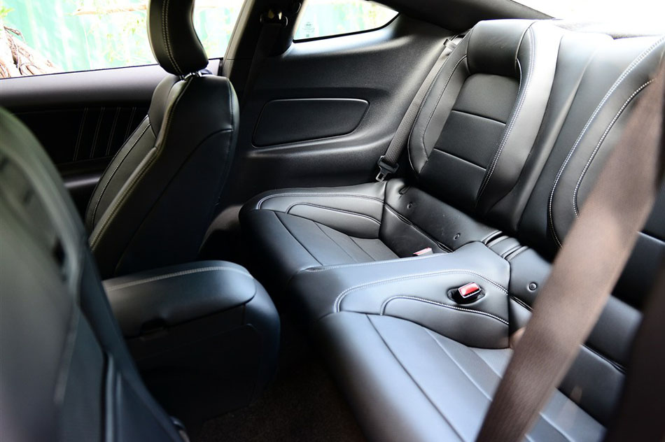 2015款 2.3T 50周年纪念版 座椅空间