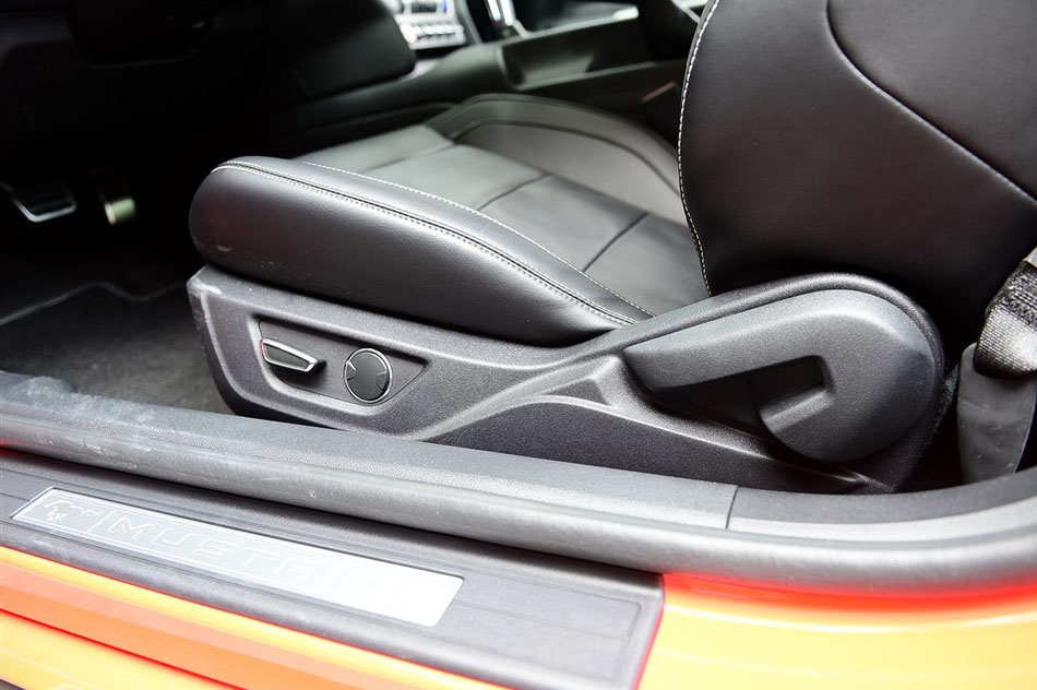 2015款 2.3T 50周年纪念版 座椅空间