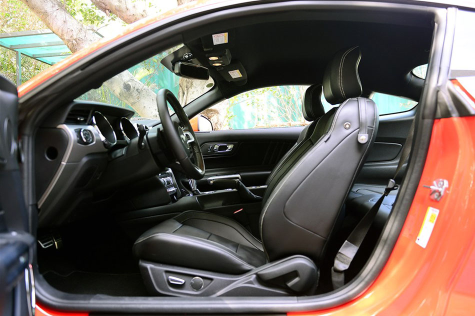 2015款 2.3T 50周年纪念版 座椅空间