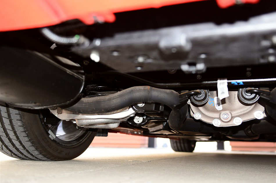 2015款 2.3T 50周年纪念版 引擎底盘