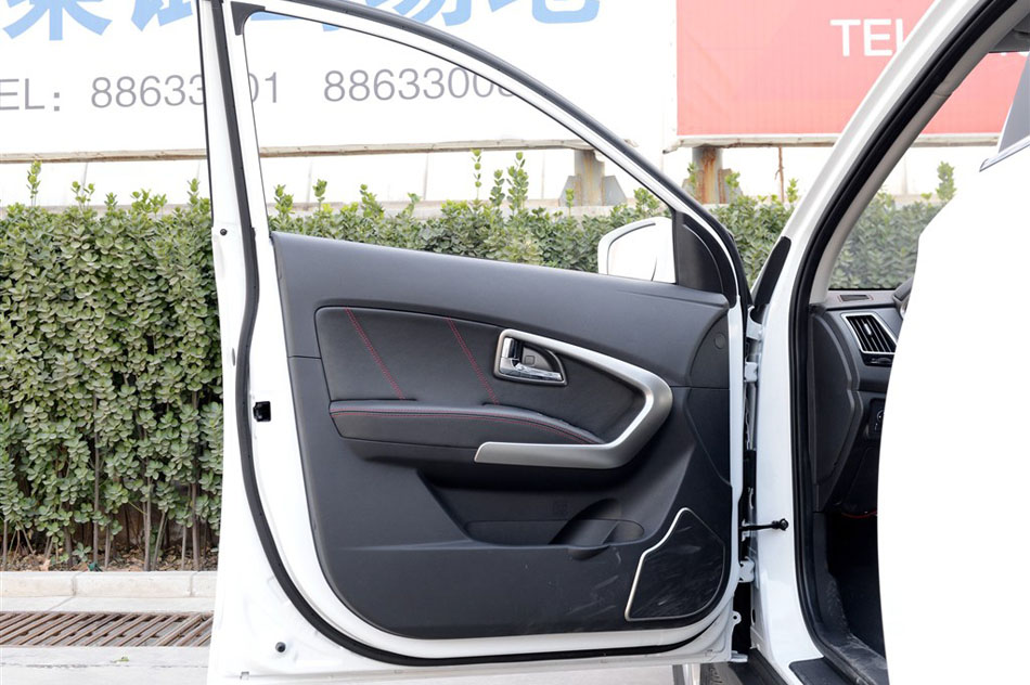 2015款 1.5T 手动两驱汽油豪华型 空间