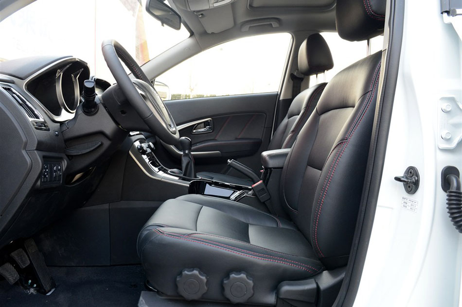 2015款 1.5T 手动两驱汽油豪华型 空间