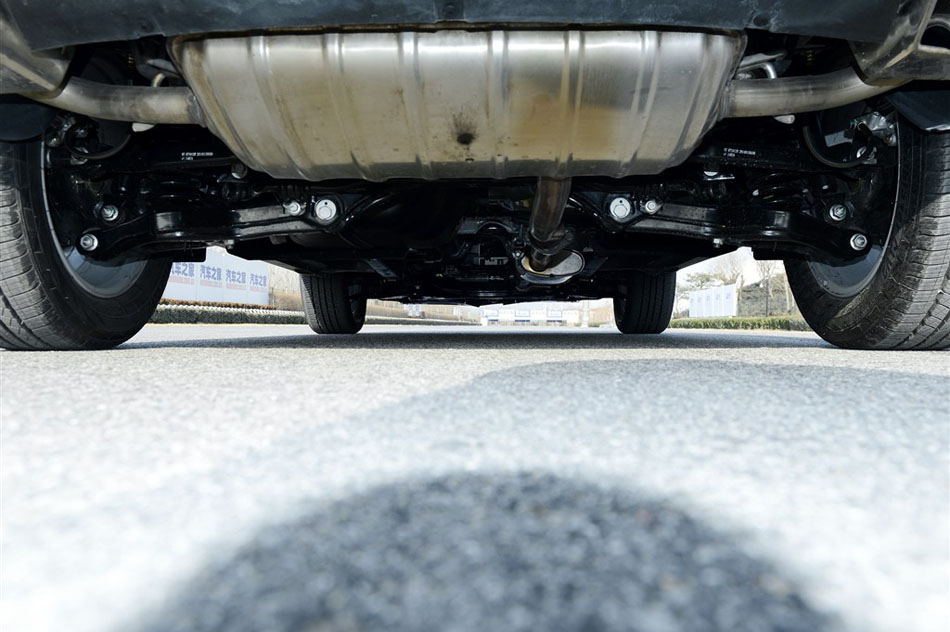 2015款 1.5T 手动两驱汽油豪华型 引擎底盘