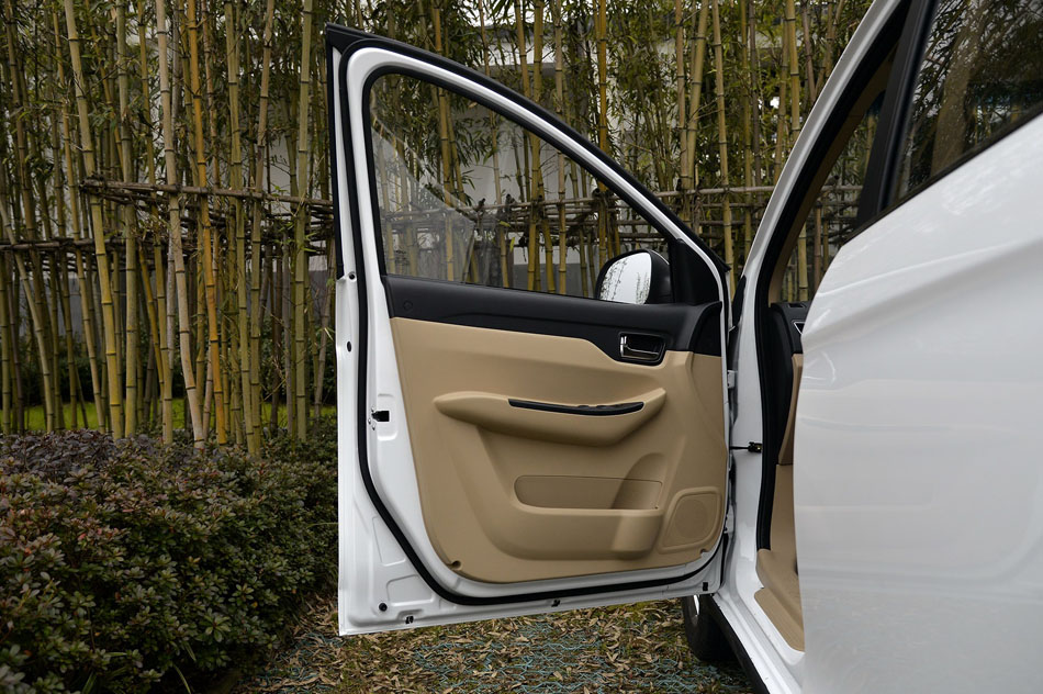 2015款 1.5L 手动豪华型 空间
