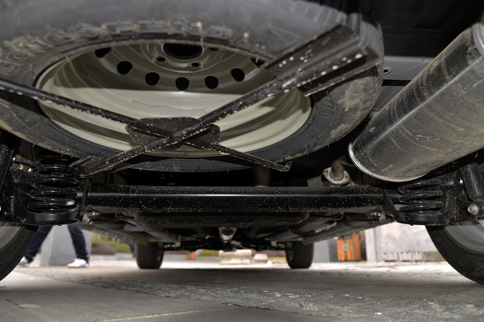 2015款 1.5L 手动豪华型 引擎底盘