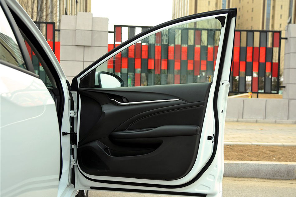 2015款 15N 自动豪华型 座椅空间