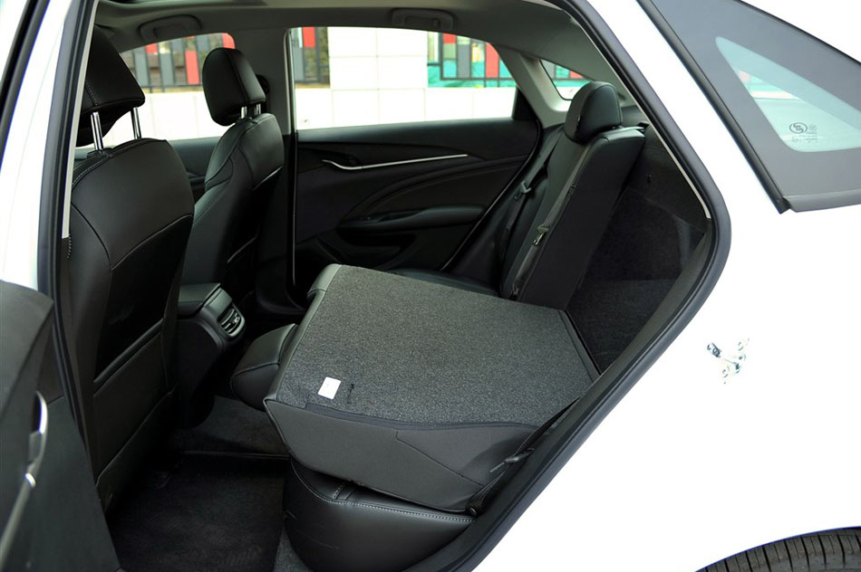 2015款 15N 自动豪华型 座椅空间