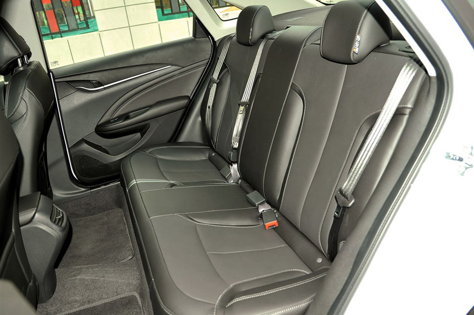 2015款 15N 自动豪华型 座椅空间