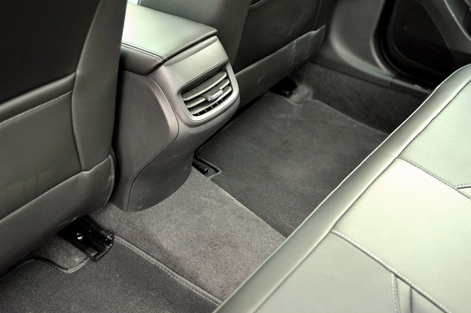 2015款 15N 自动豪华型 座椅空间