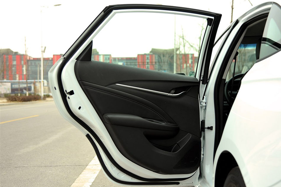 2015款 15N 自动豪华型 座椅空间