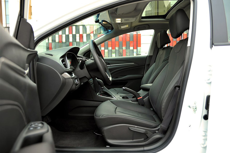 2015款 15N 自动豪华型 座椅空间