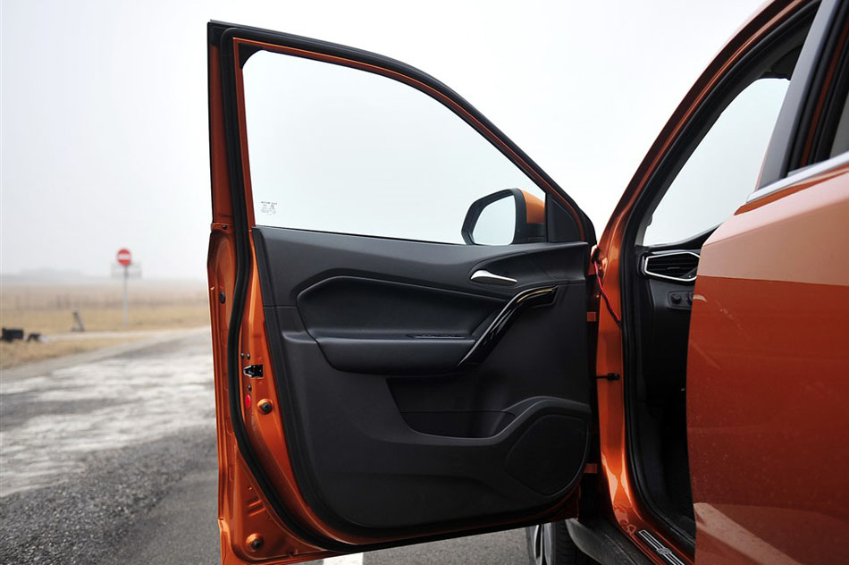 2015款 2.0TGI TST豪华版 座椅空间