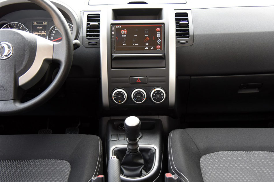 2015款 2.0L 手动两驱领航版 内饰