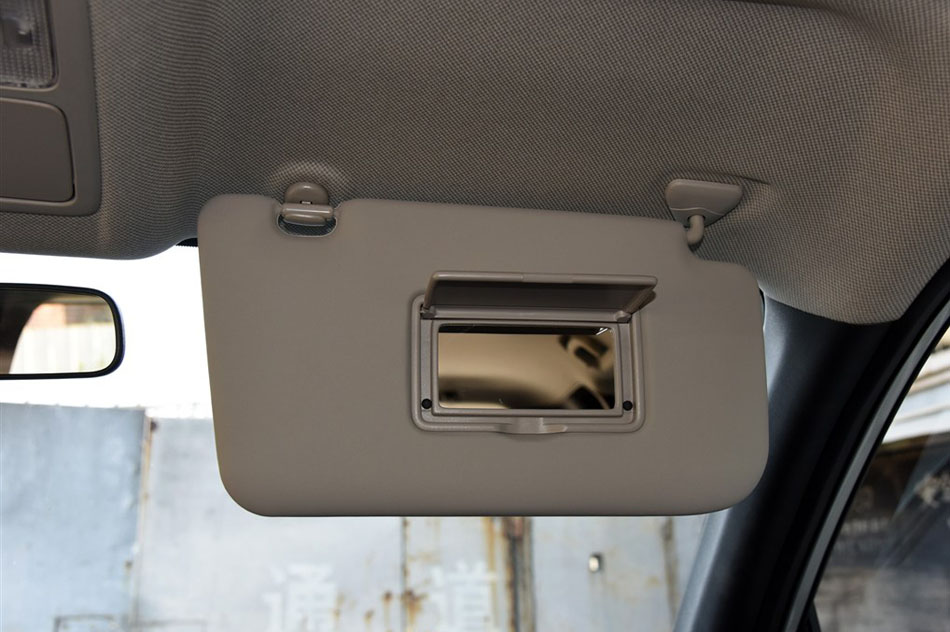 2015款 2.0L 手动两驱领航版 座椅空间